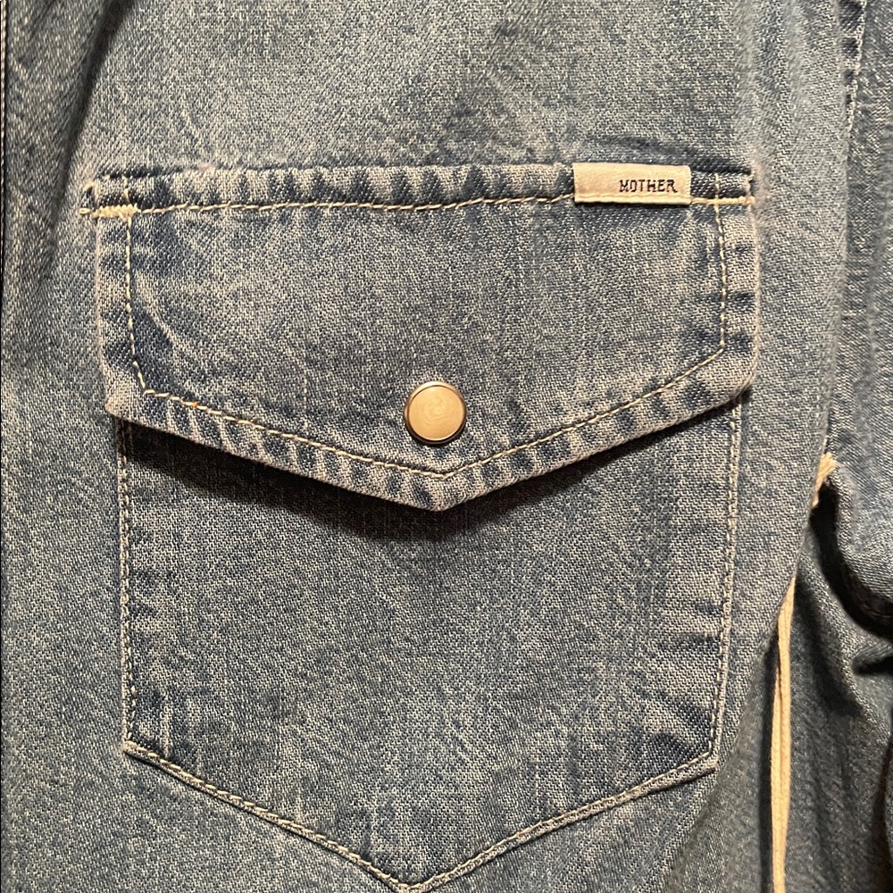 Make an offer!!  MOTHER Light Blue Denim Snap Shirt size Large - Picture 6 of 6